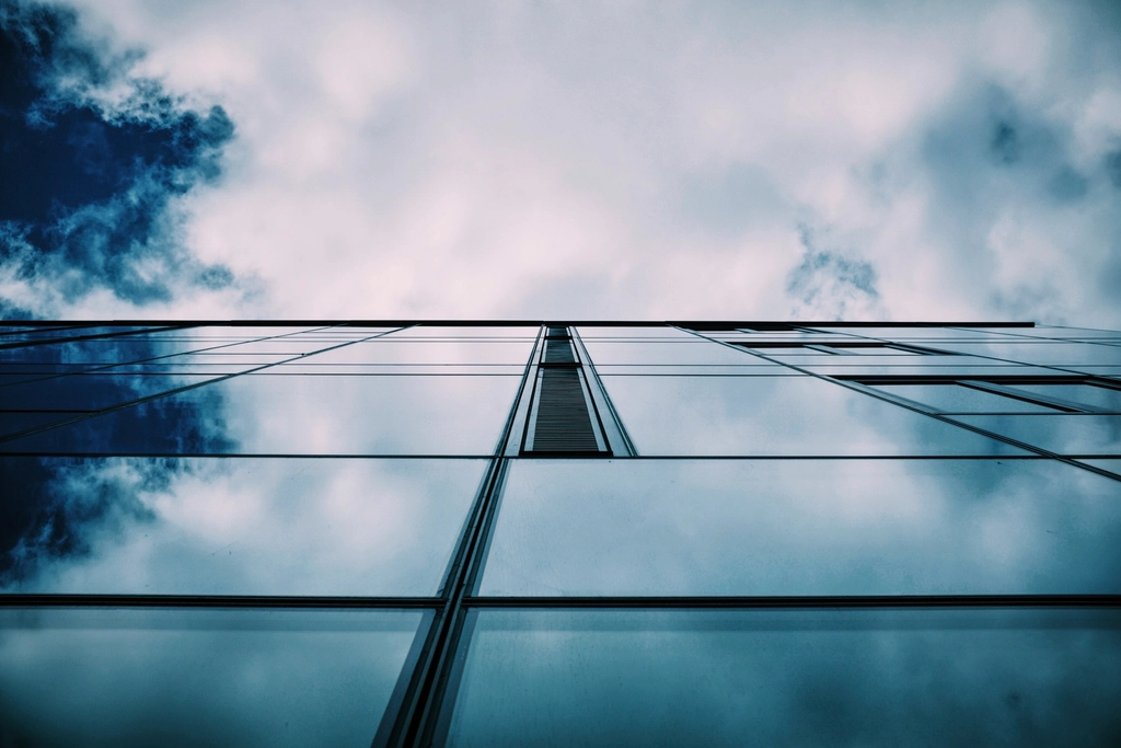 Commercial Glazing Contractors: How to Select the Right Contractor for Your Project