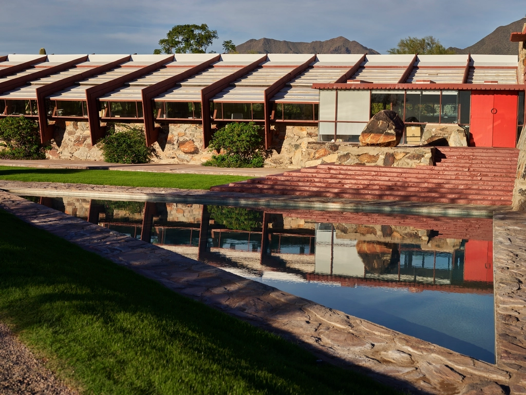 Desert modern architecture near Scottsdale tenant improvements